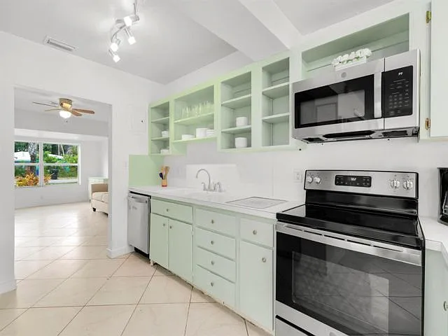 842 SW 11th Ct — Photo 3