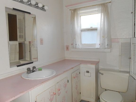 3rd image of 818 S Cushman Ave