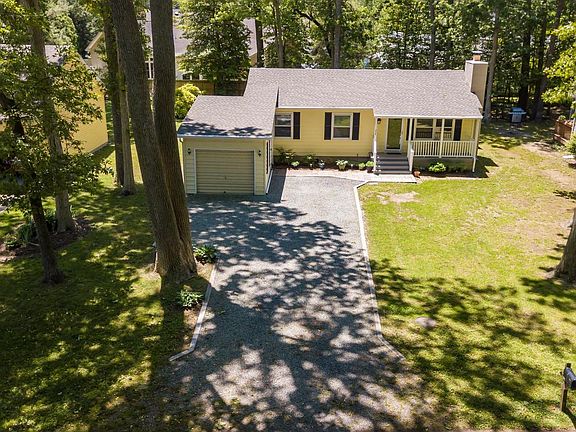 4th image of 224 Salt Forest Ln