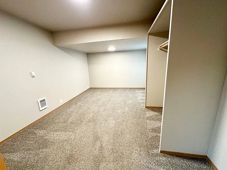 2102 N Yellowstone St — Photo 10