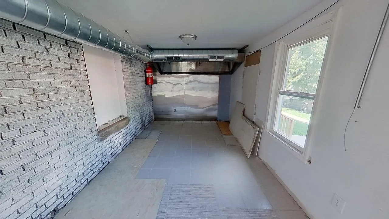 4 Ten Eyck Ave — Photo 2