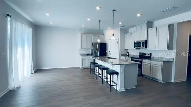 4 bed, 2.5 bath, 2336 sqft, $2,700 — Photo 4