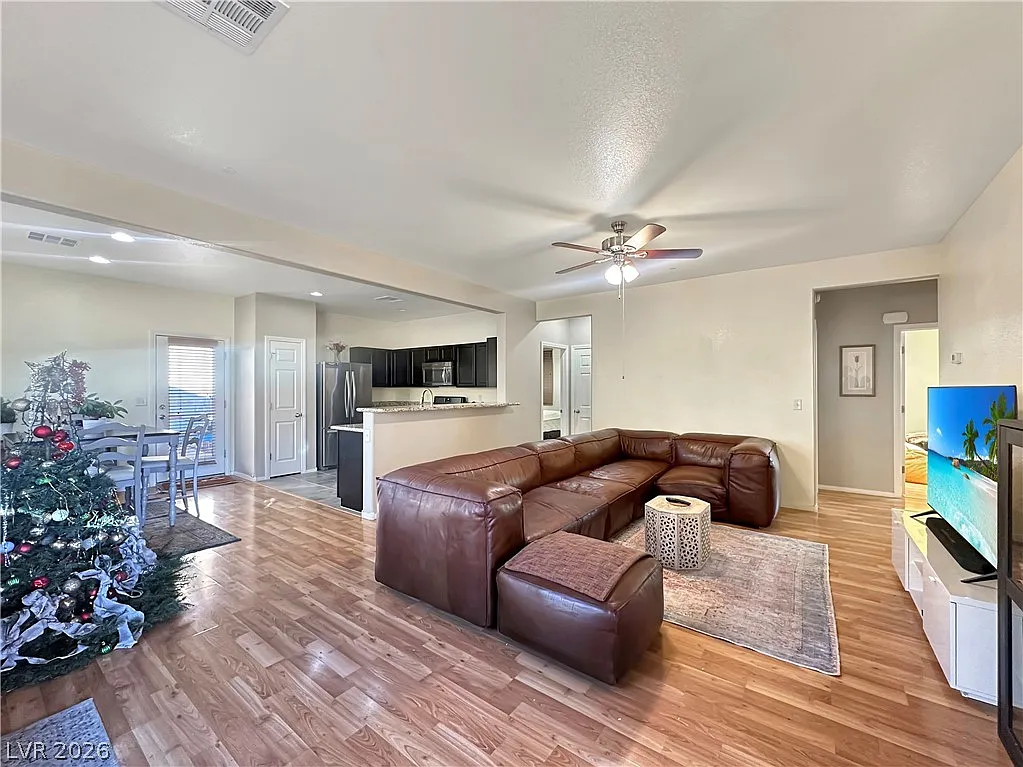 3 bed, 2.0 bath, 1340 sqft, $2,200 — Photo 4