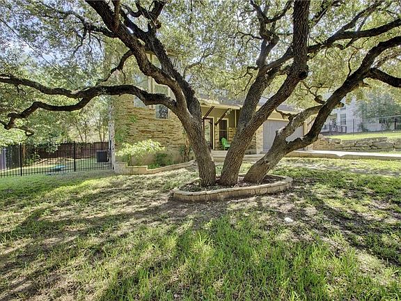 3rd image of 2603 De Soto Dr