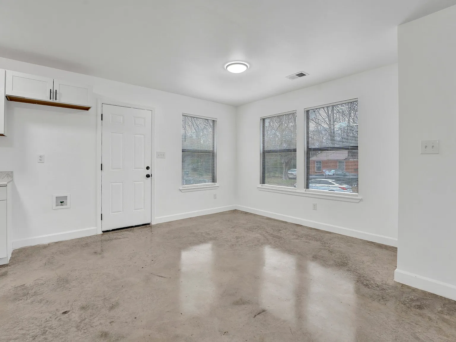 927 Seattle St — Photo 4