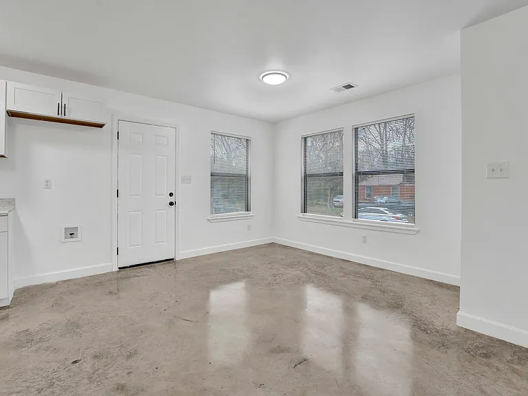 927 Seattle St — Photo 4