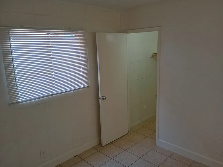 401 N D St #11 — Photo 11