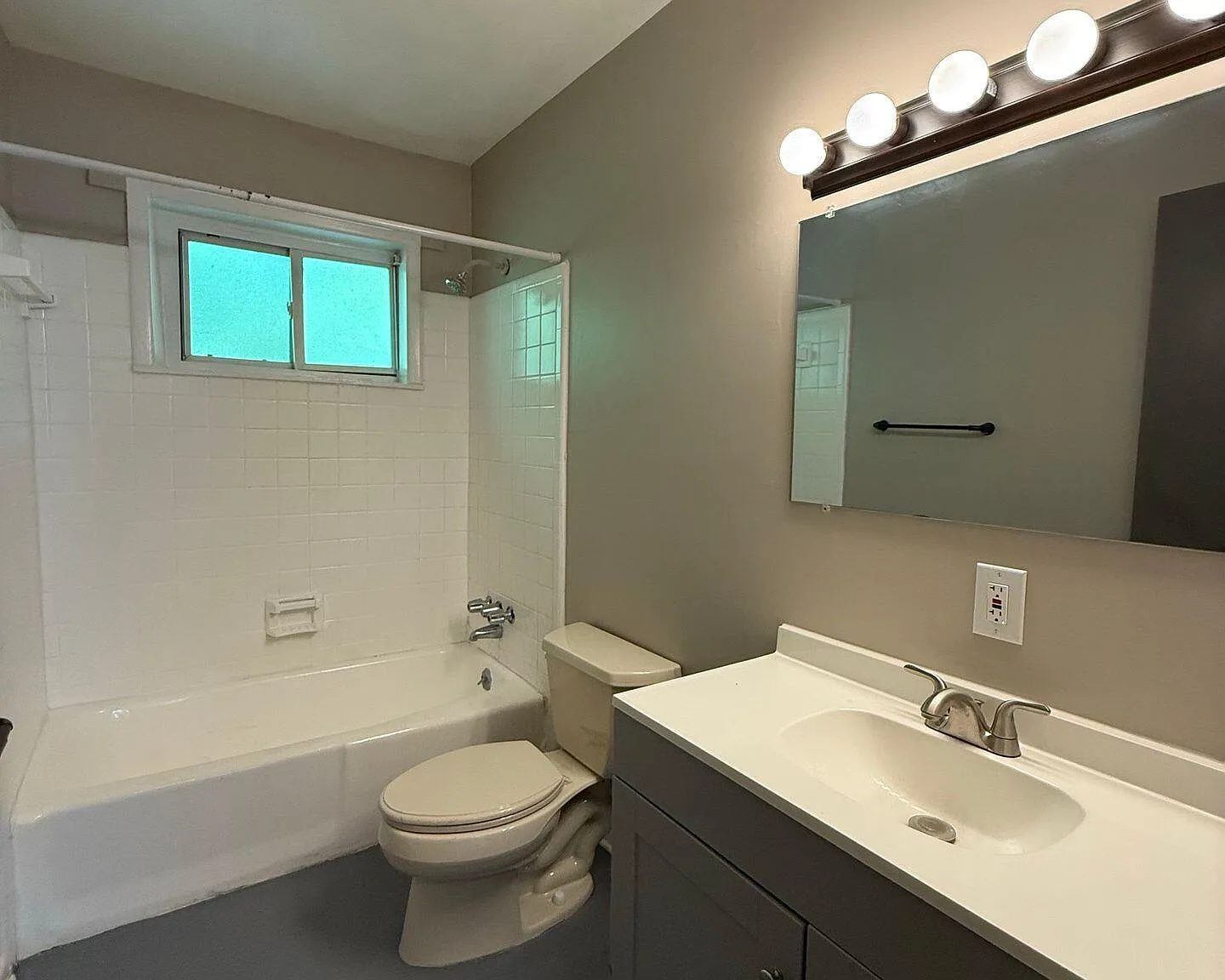 1 bed, 1.0 bath, $875 — Photo 3