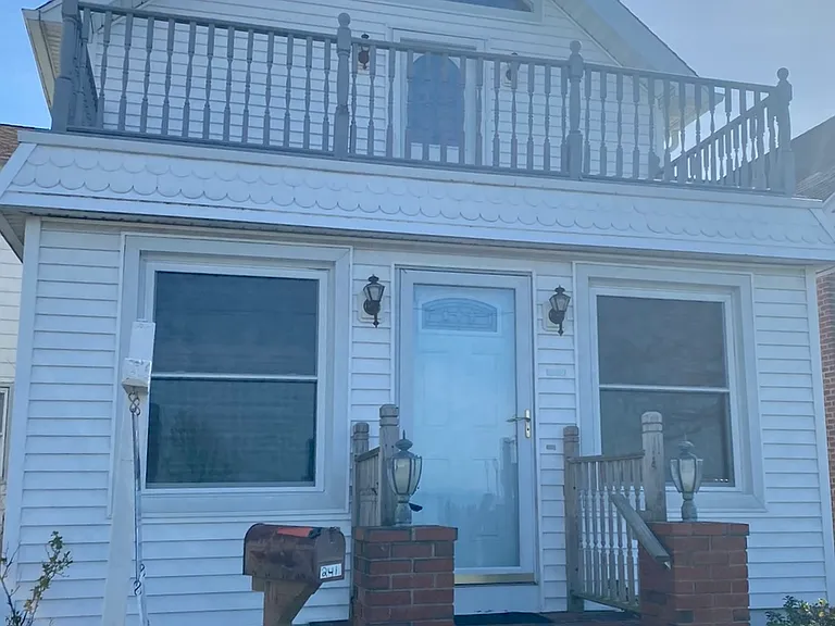 241 Townsend Ave — Photo 17