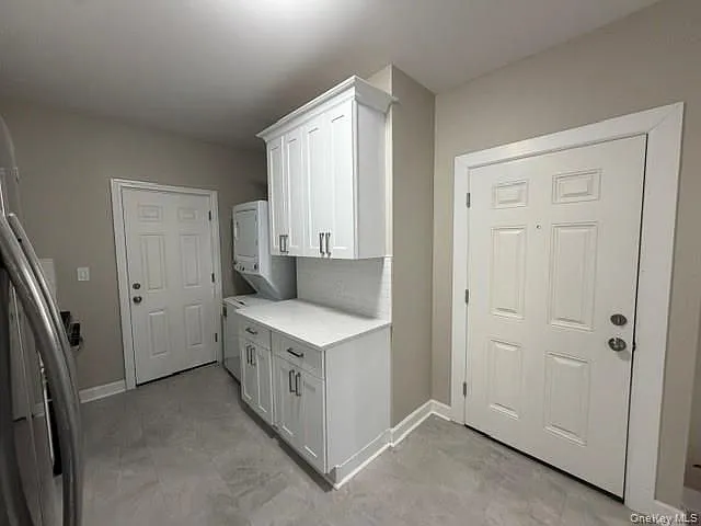 3 bed, 1.0 bath, 10000 sqft, $3,300 — Photo 3