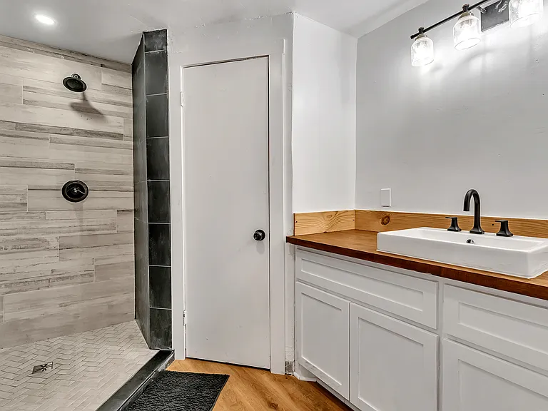 1700 Jane St — Photo 5