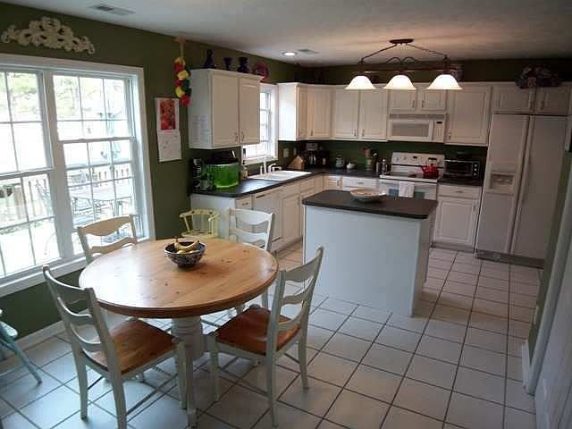 Kitchen and Breakfast Area