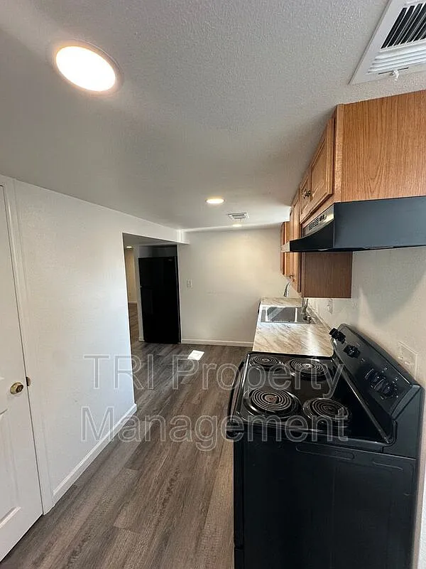 2 bed, 1.0 bath, $1,050 — Photo 4