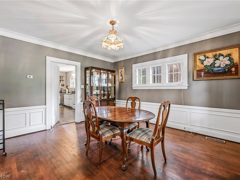 7th image of 2318 Selma Ave