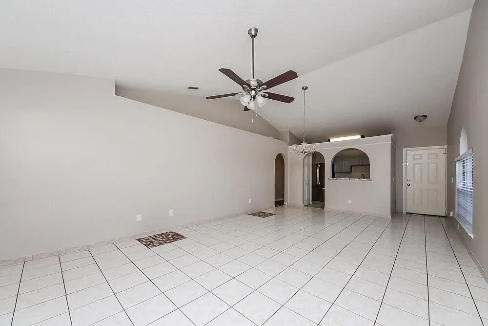 3 bed, 2.0 bath, 1345 sqft, $3,070 — Photo 4