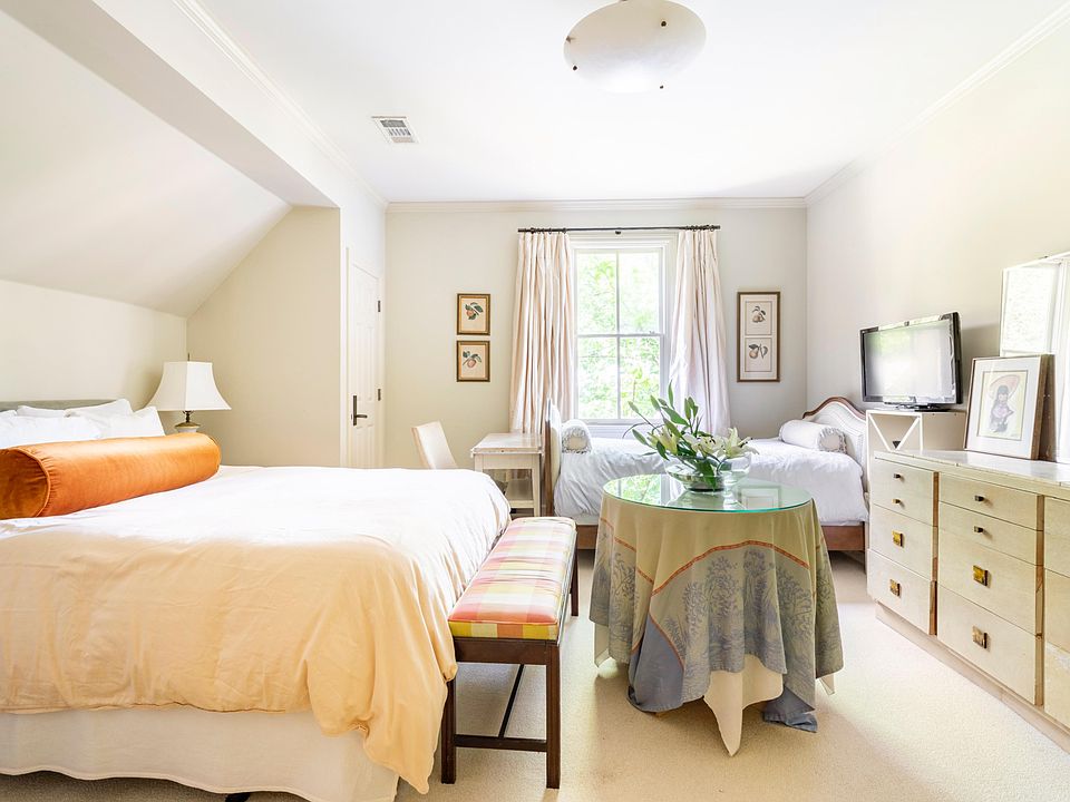 Second floor bedroom 1 with king size bed