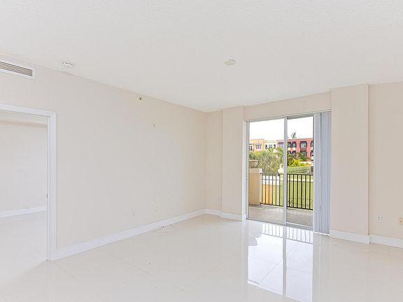 4th image of 250 NE 3rd Ave #1303