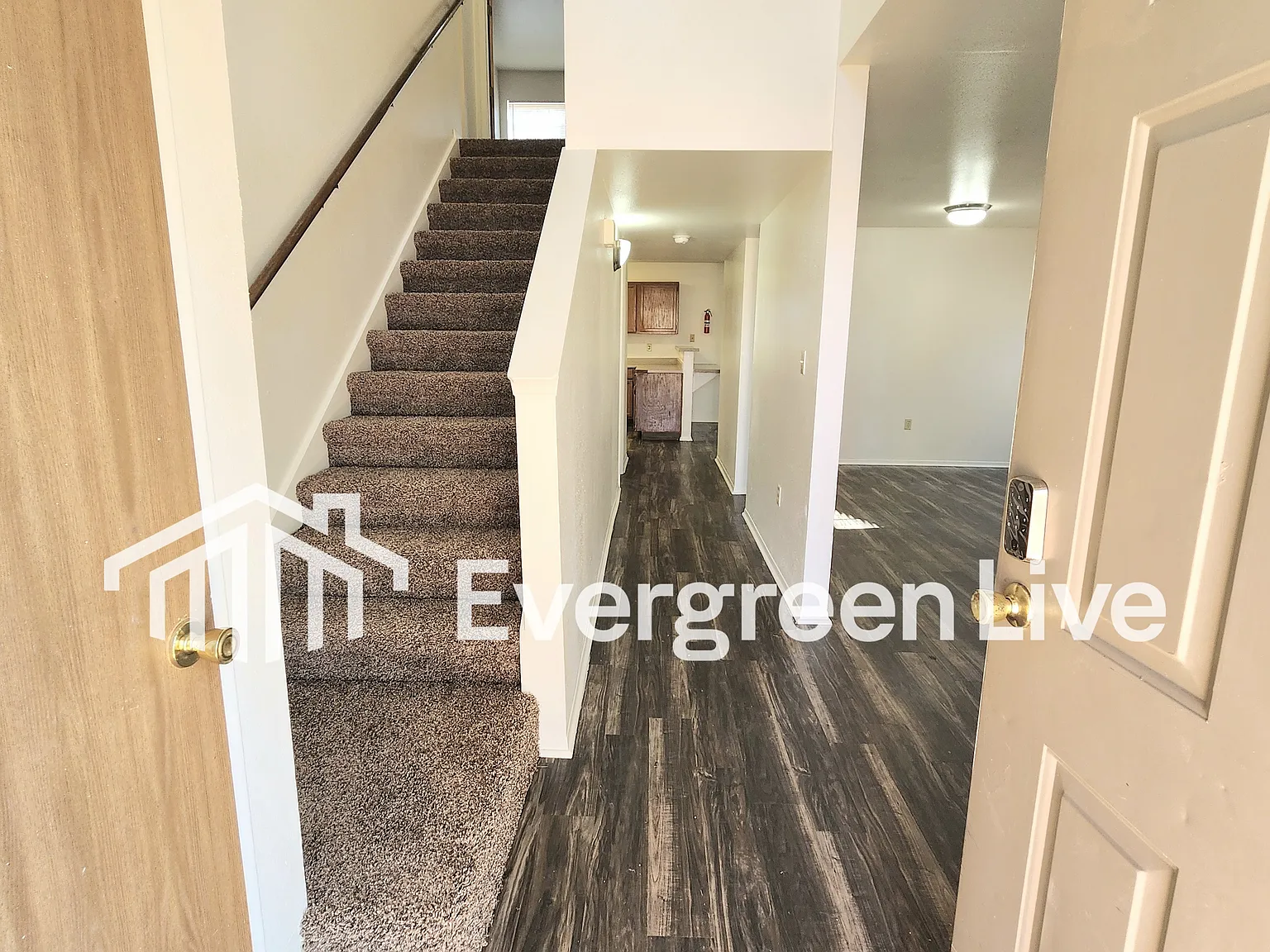 4 bed, 2.5 bath, 1390 sqft, $1,395 — Photo 2