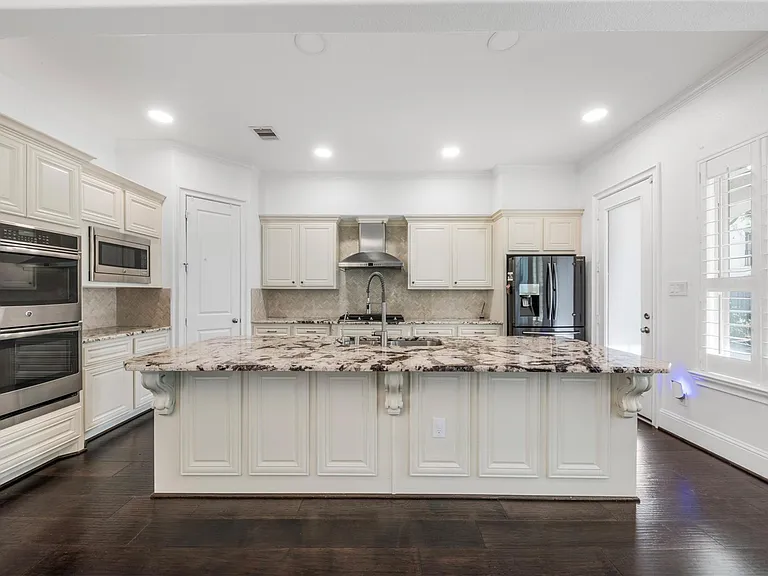 908 Amelia St — Photo 13