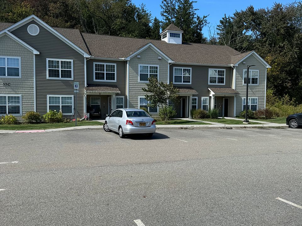 Townhouse style living, Close to 684, Taconic, Public Transportation, shopping & restaurants
