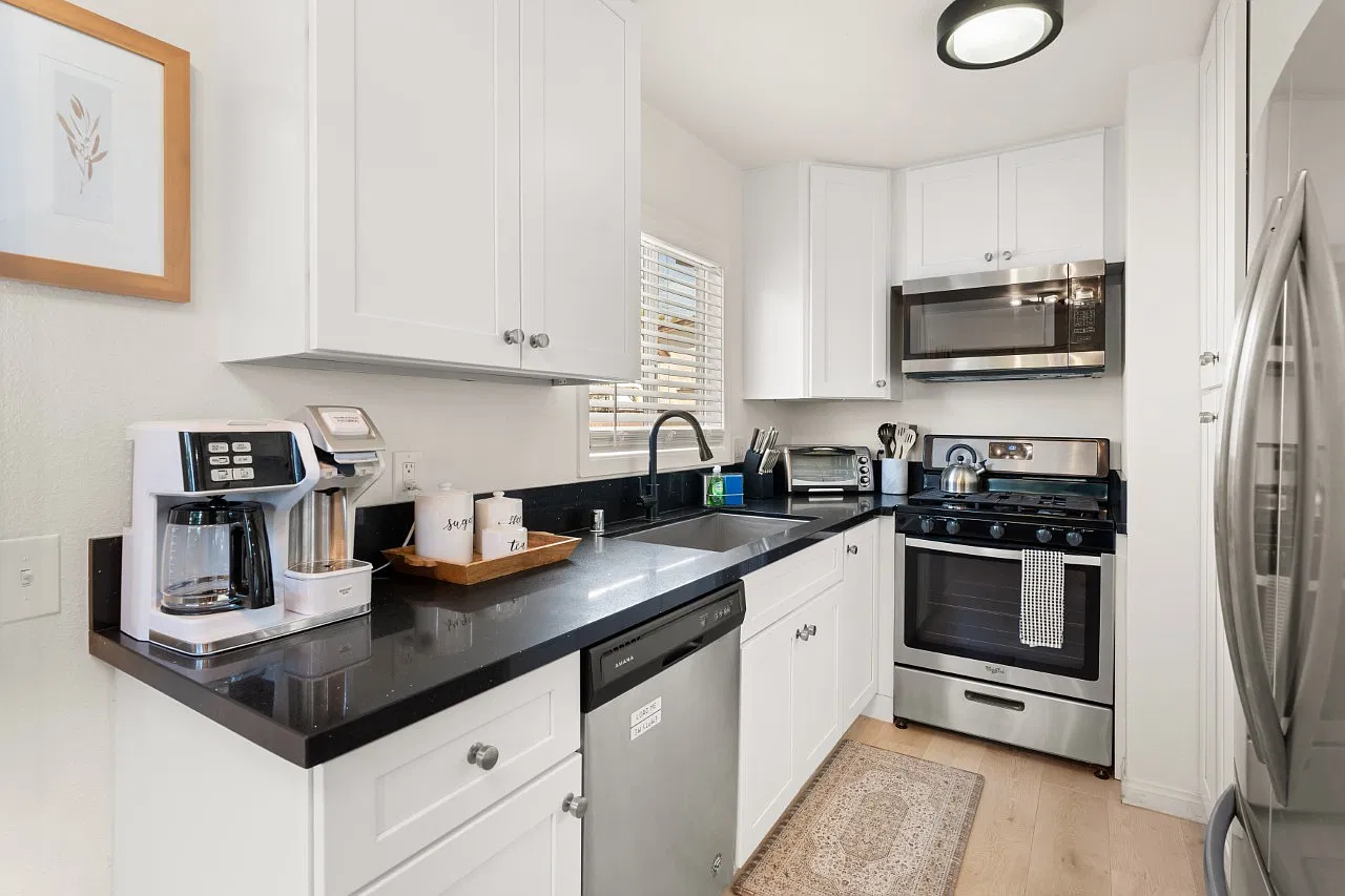 2 bed, 850 sqft, $4,400 — Photo 4