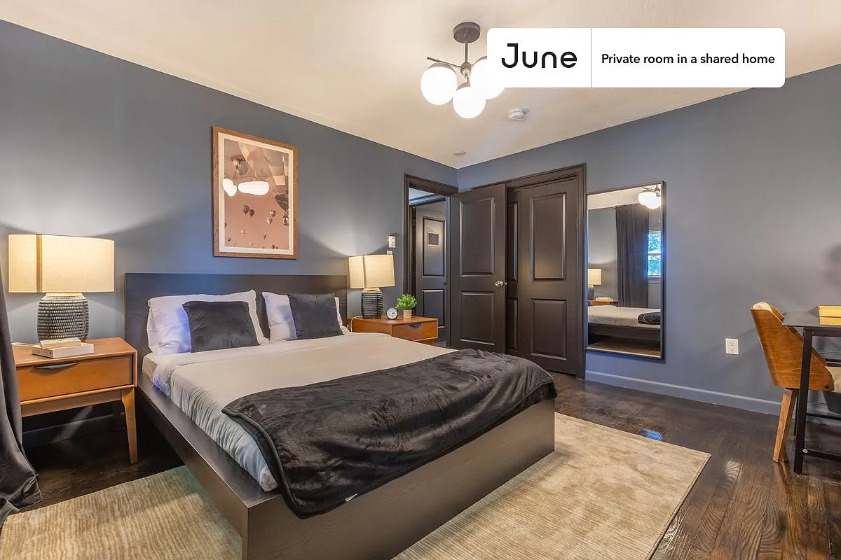 Queen bedroom in 6 bed/4 bath home in Brighton #206 E — Photo 1