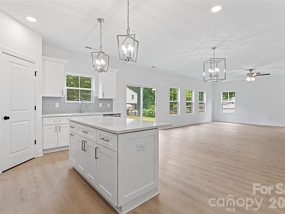 3rd image of 209 Henderson Cir