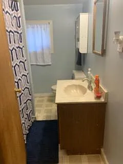 Bathroom with tub/shower