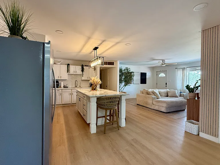 208 E McKinley St — Photo 3