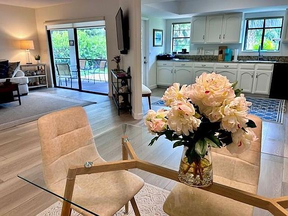 5th image of 230 Laurel Hollow Dr
