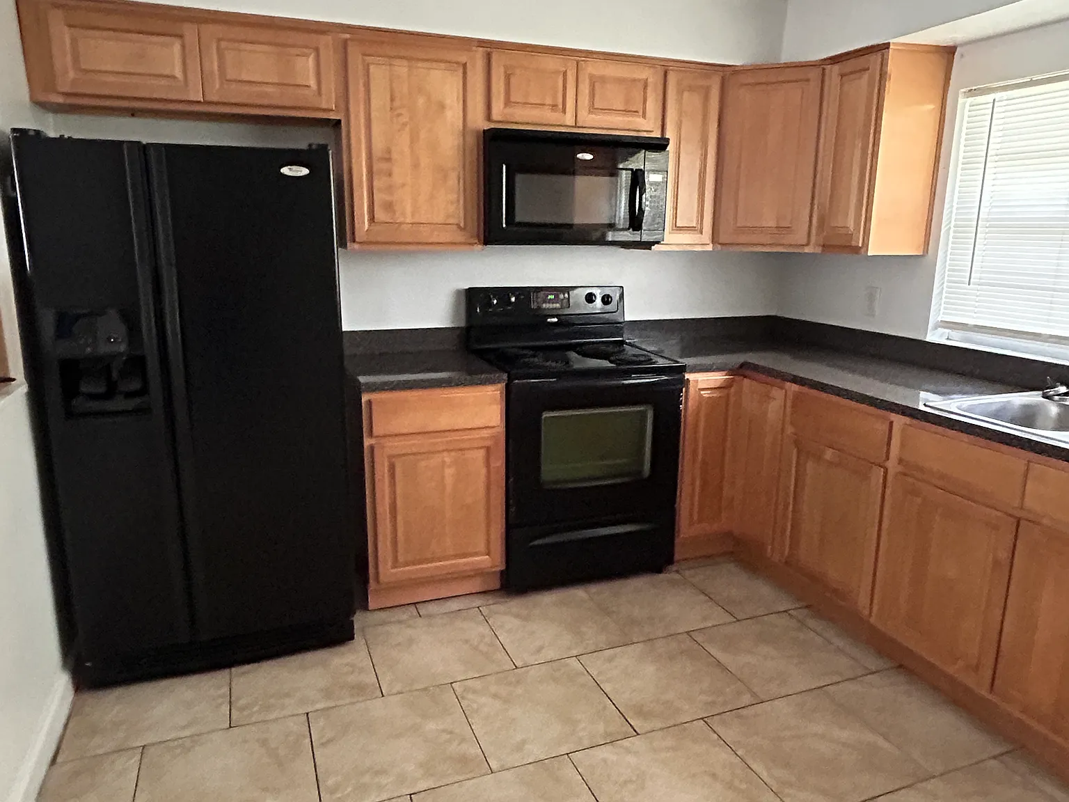 3 bed, $1,400 — Photo 2