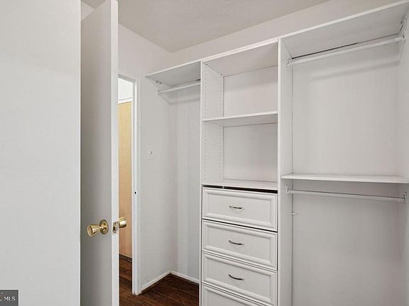 5th image of 2101 Chestnut St APT 901
