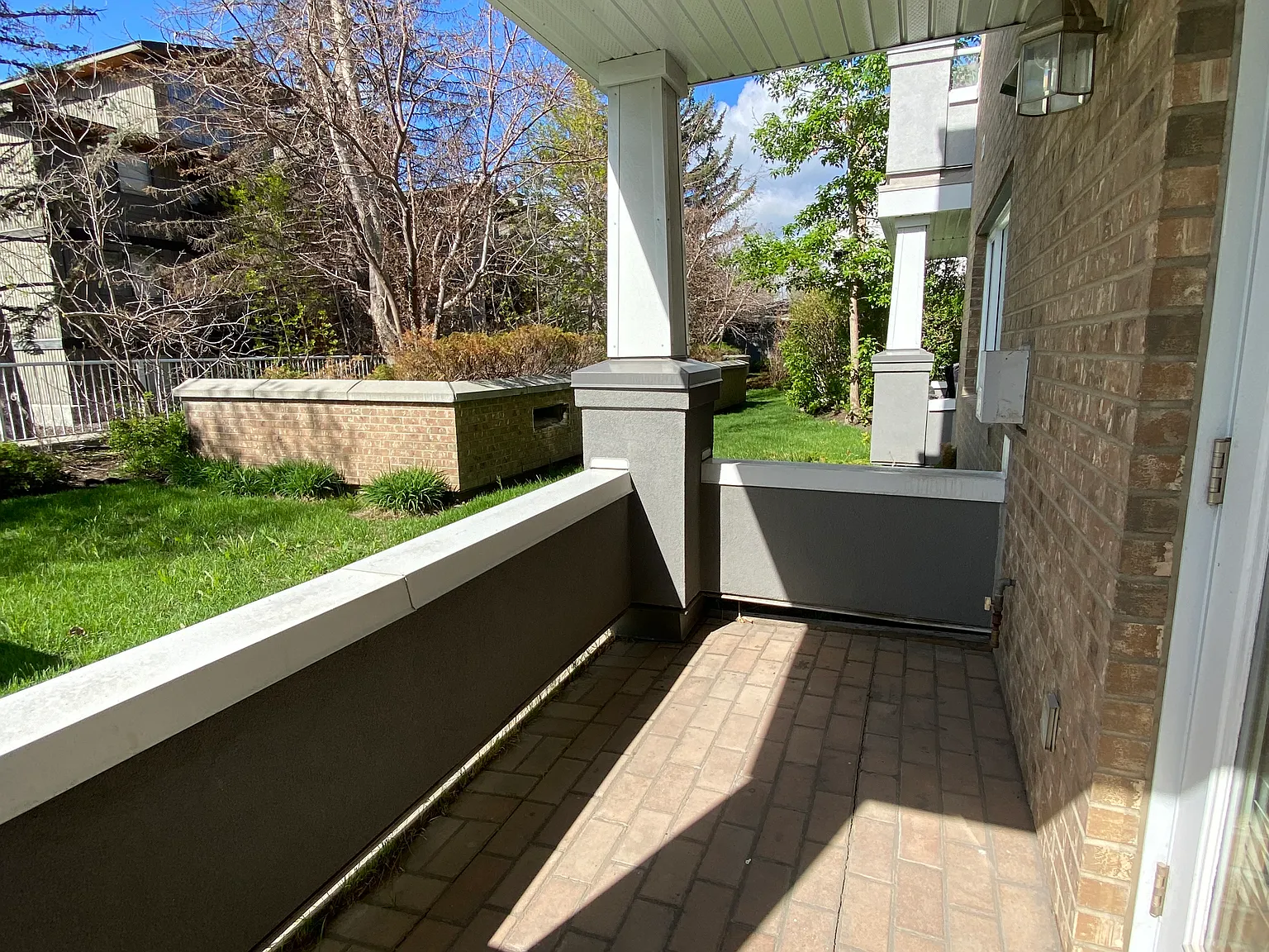 790 Kingsmere Crescent Southwest — Photo 3