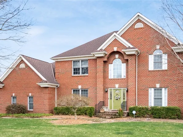 3168 Maple Creek Dr, Zanesville, OH 43701