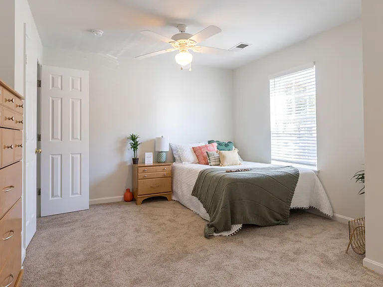 Belmont Landing Apartments — Photo 14
