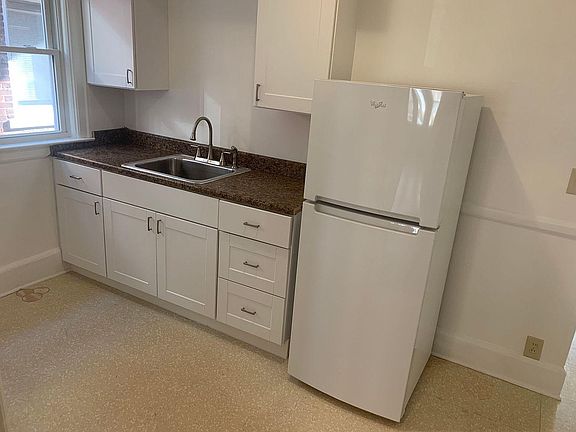 5th image of 817 Beaconsfield Ave APT 1S