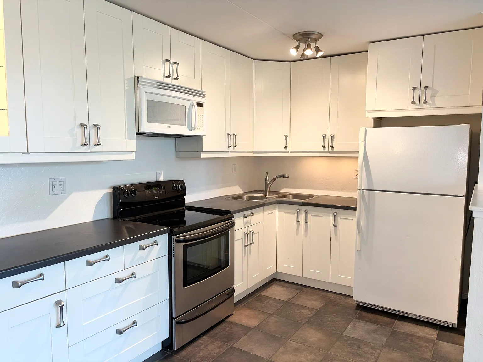 2 bed, 800 sqft, $3,149 — Photo 3