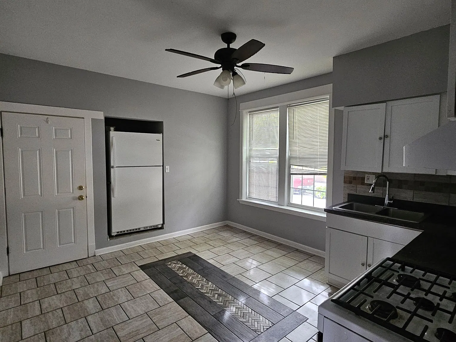 3 bed, 1100 sqft, $2,350 — Photo 2