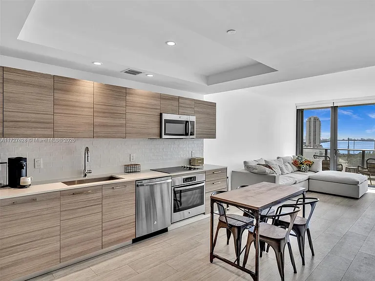 121 NE 34th St #1005 — Photo 12