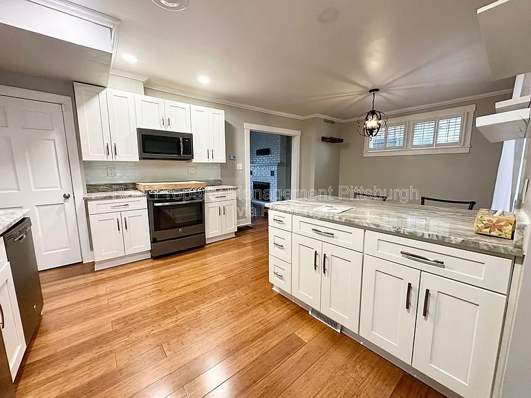 1112 Kelton Ave — Photo 2
