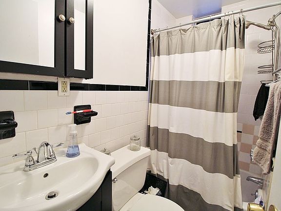 5th image of 25 Cornelia St APT 8