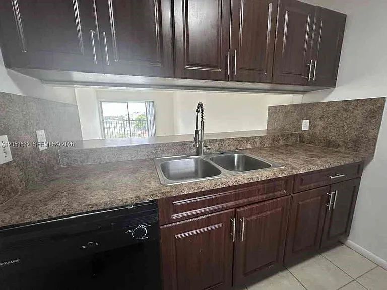 8620 N Sherman Cir #503 — Photo 3