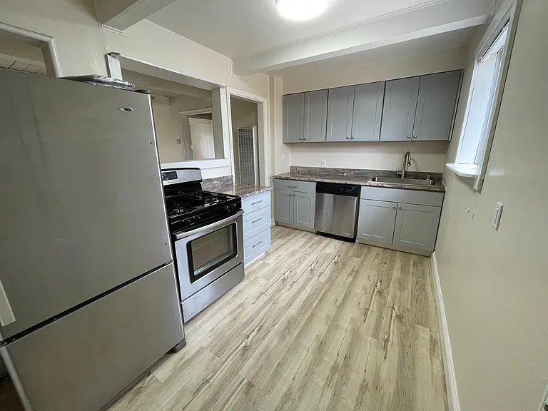 1750 Stratford Dr — Photo 4