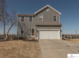 2004 Walnut Creek Dr, Papillion, NE 68046