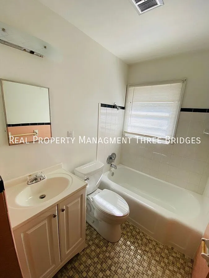 Beautiful Home in Quiet Florissant Neighborhood — Photo 4