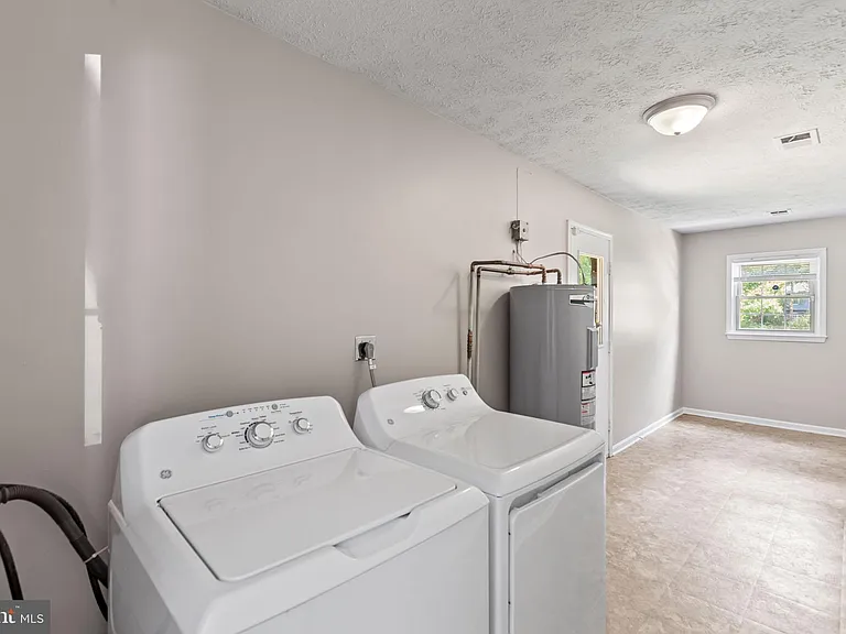 2324 Kent Ct — Photo 16