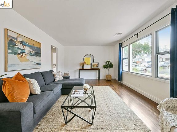 4th image of 2820 Oliver Ave