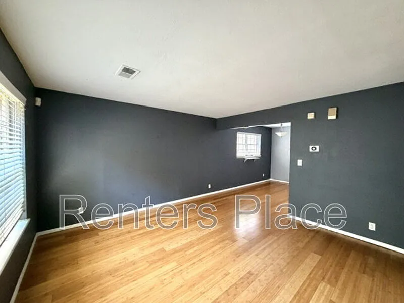 2 bed, 1.5 bath, 976 sqft, $1,100 — Photo 2