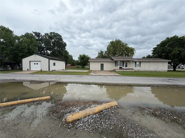 102 N 2nd St, Chouteau, OK 74337