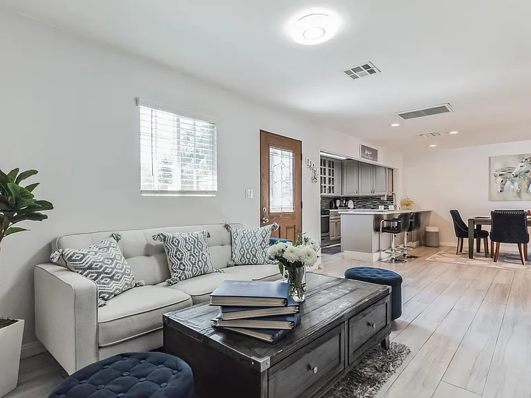10304 Marcus Ave — Photo 3